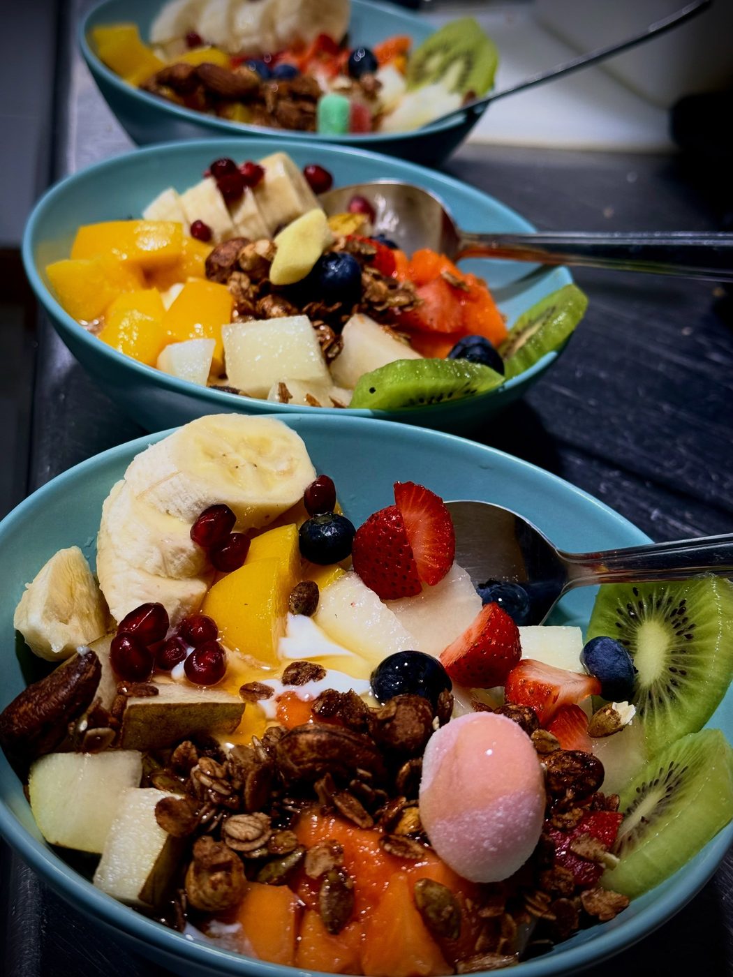 Bowls de fruta fresca con granola y yogur