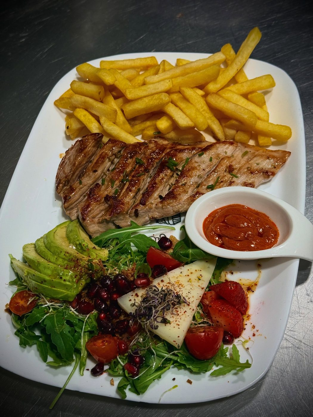 Carne a la plancha con papas fritas y ensalada