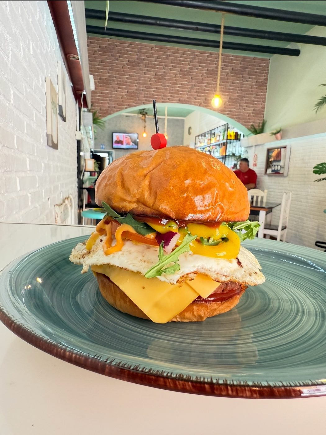 Hamburguesa con queso, huevo y pan brioche