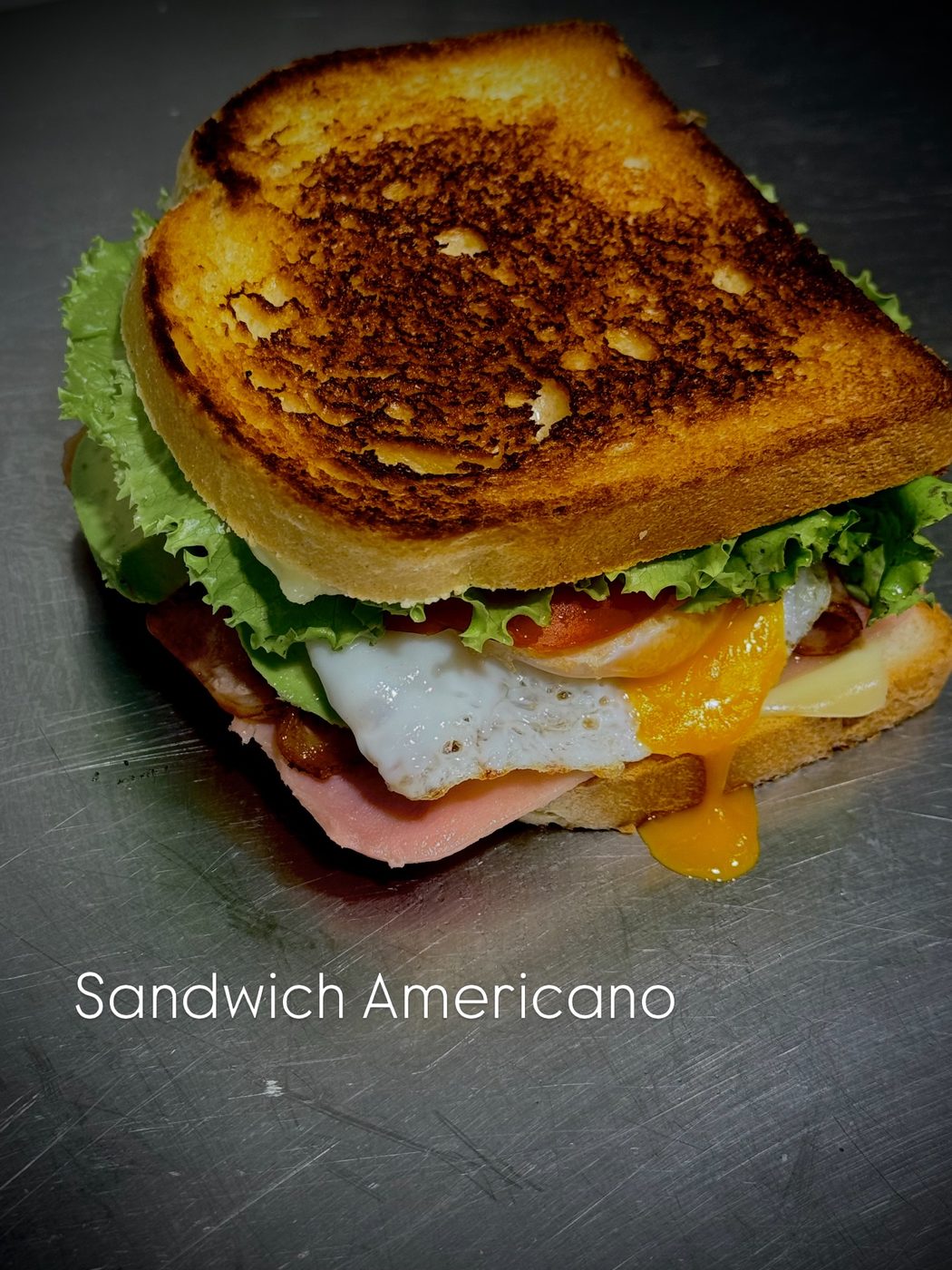 Sándwich americano con huevo, bacon y queso