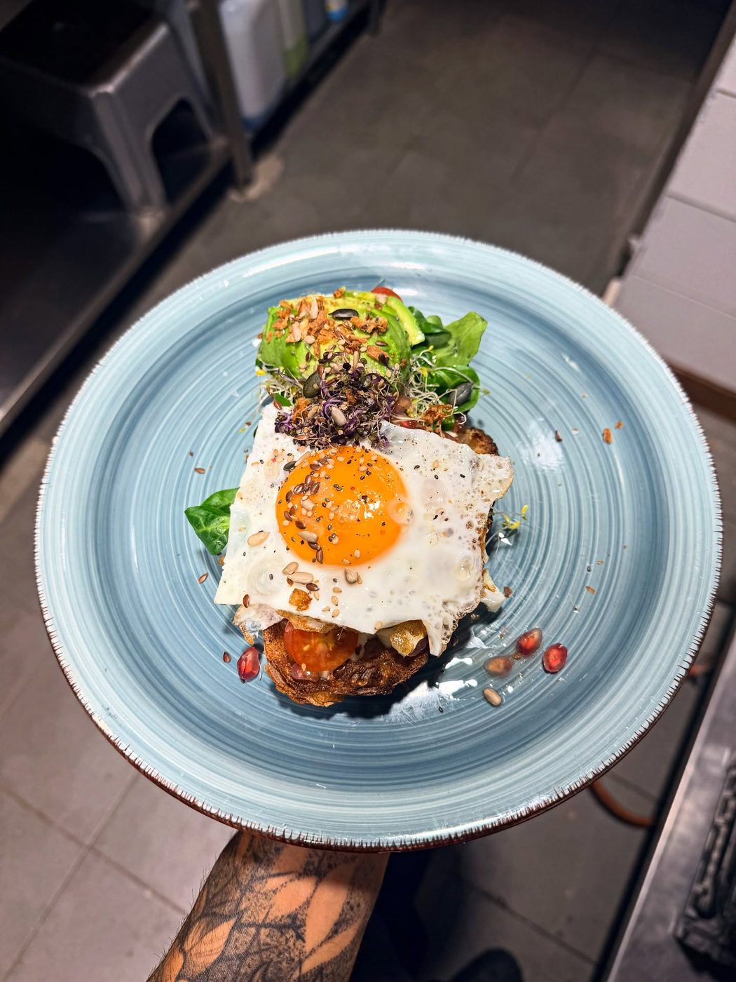 Tostada de aguacate con huevo, brotes y semillas